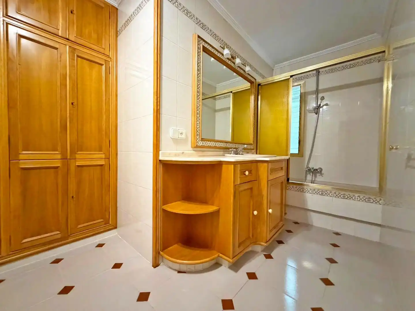 Badezimmer von Wohnung zum Verkauf in Alicante / Alacant mit Klimaanlage, Terrasse und Abstellraum