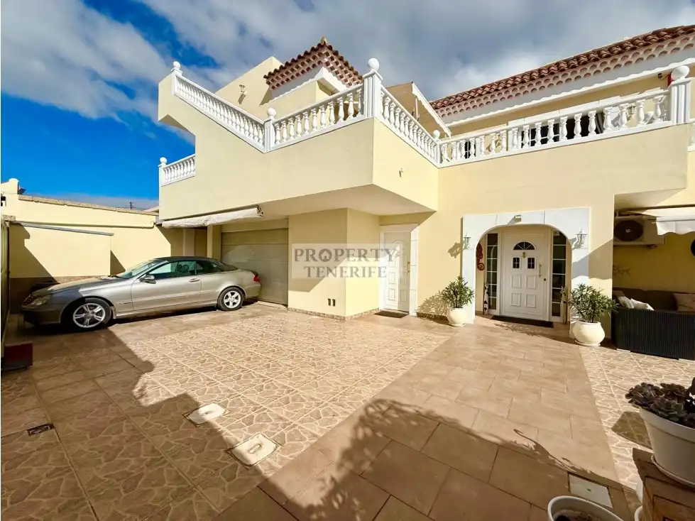 Vista exterior de Casa o chalet en venta en Arona con Terraza, Piscina y Amueblado
