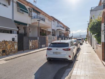 Adosado con balcón en venta en Calle Calle Granate