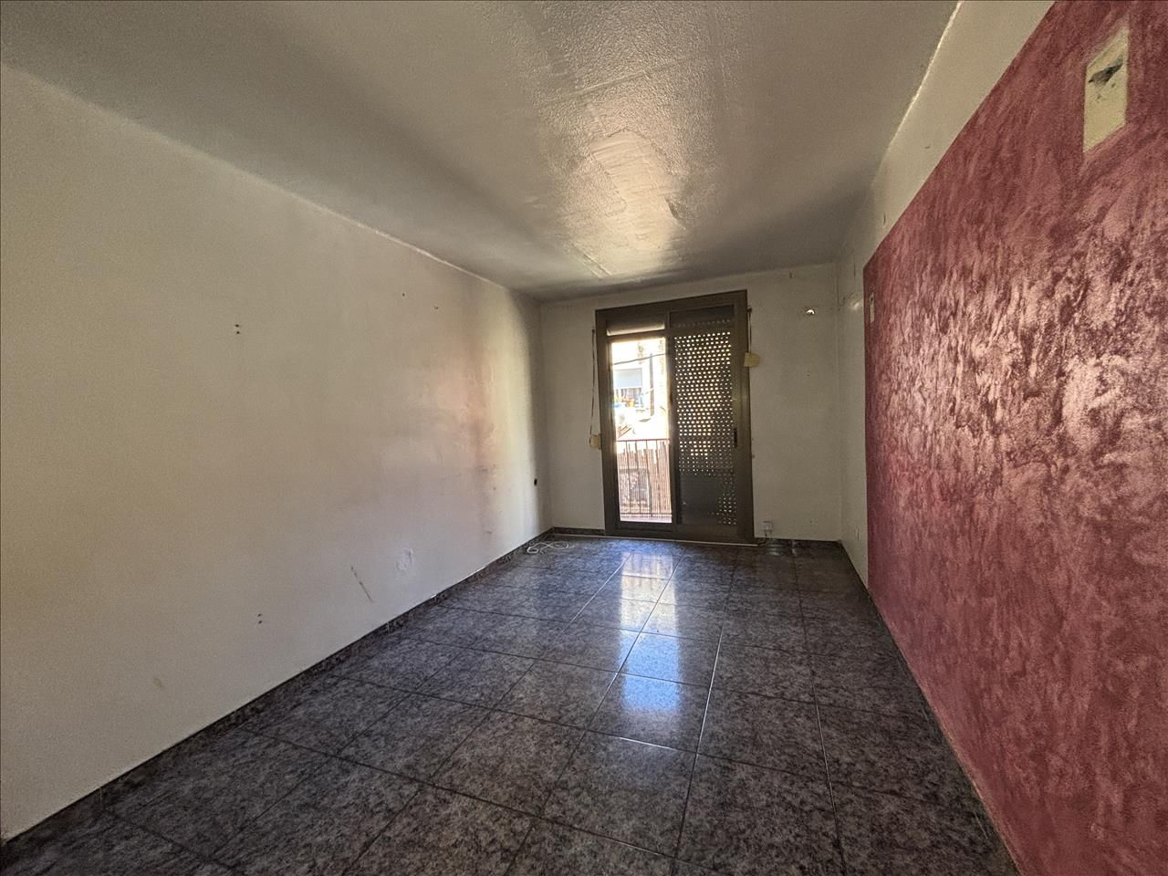 Dormitori de Apartament en venda en Santa Coloma de Gramenet amb Balcó