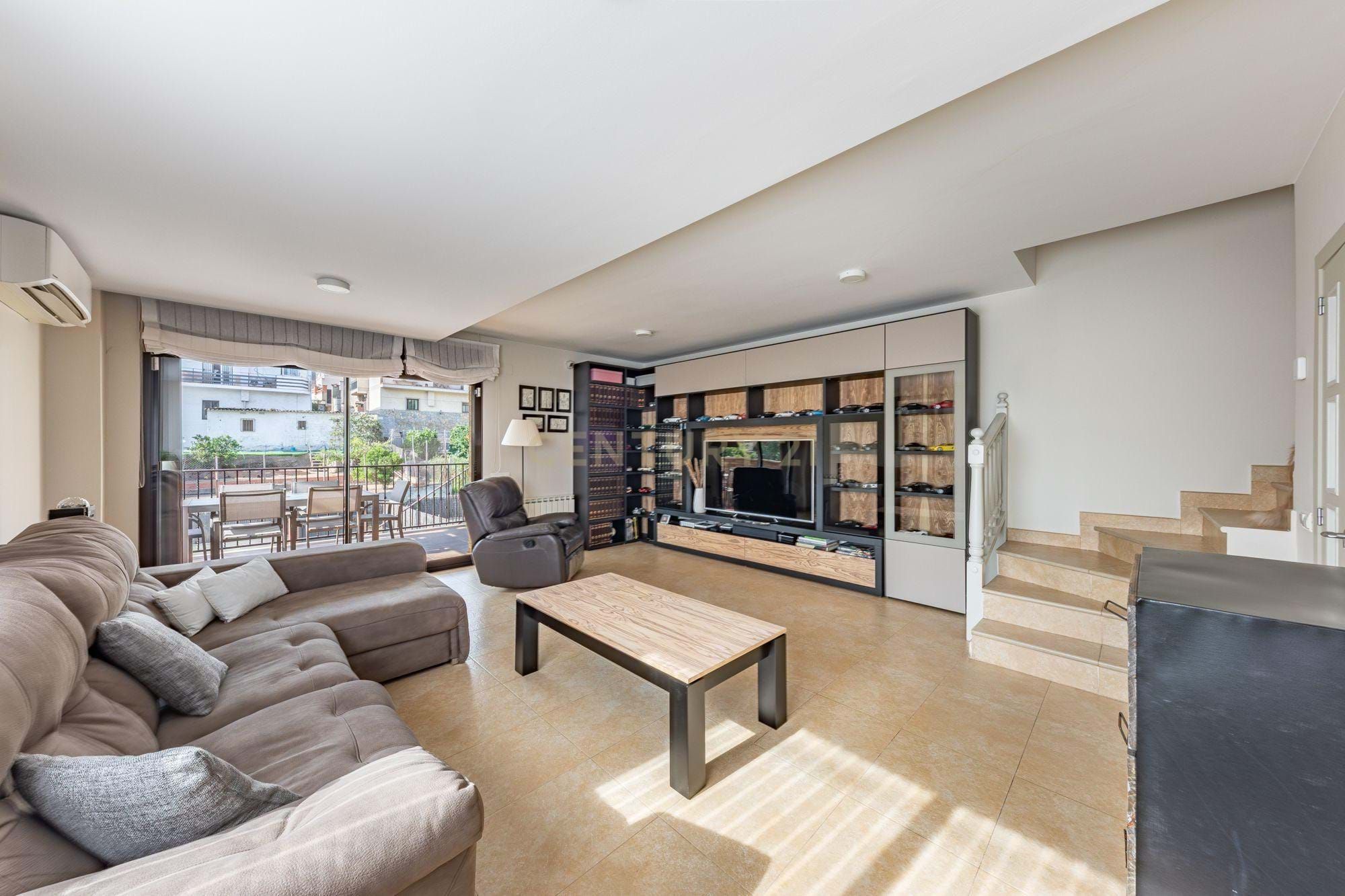 Sala d'estar de Casa o xalet en venda en Sant Vicenç Dels Horts amb Aire condicionat, Calefacció i Terrassa