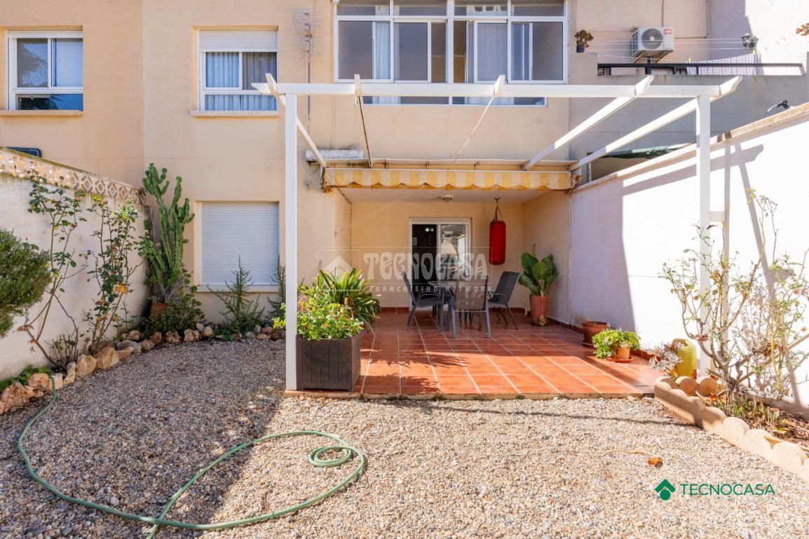 Jardí de Casa adosada en venda en Roquetas de Mar amb Aire condicionat i Terrassa