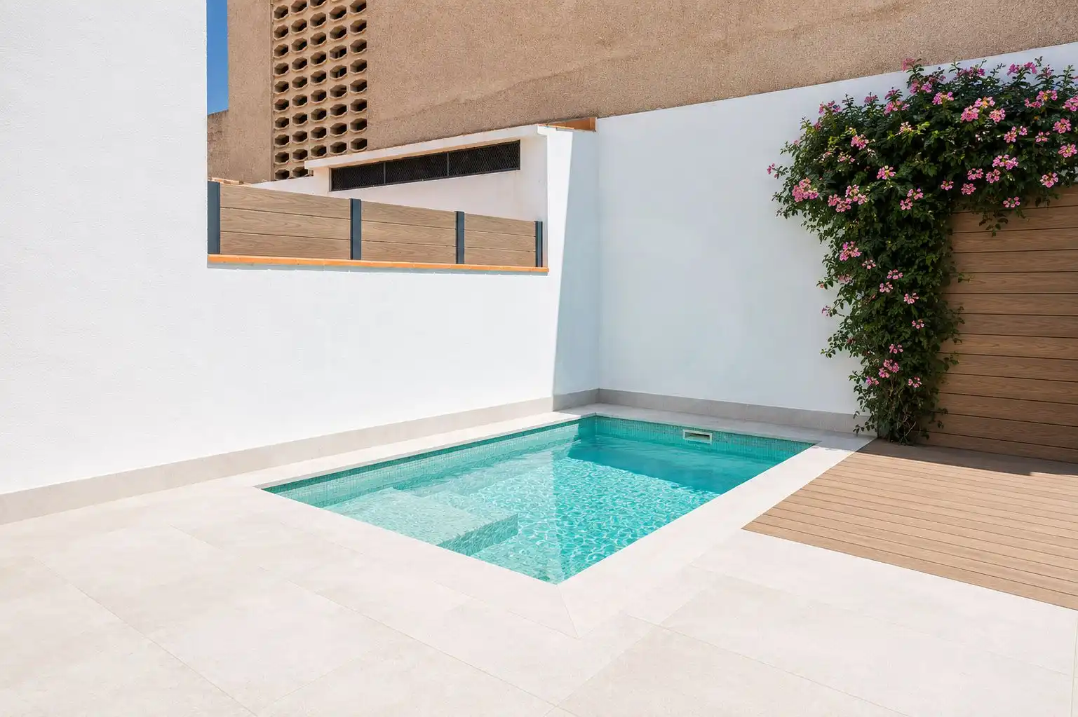 Piscina de Casa adosada en venda en Sabadell amb Aire condicionat, Calefacció i Terrassa