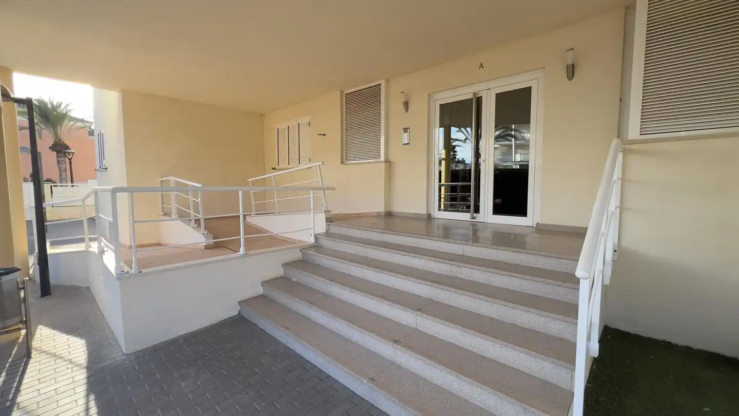 Erdgeschoss zum Verkauf in Torreblanca mit Klimaanlage, Privatgarten und Terrasse