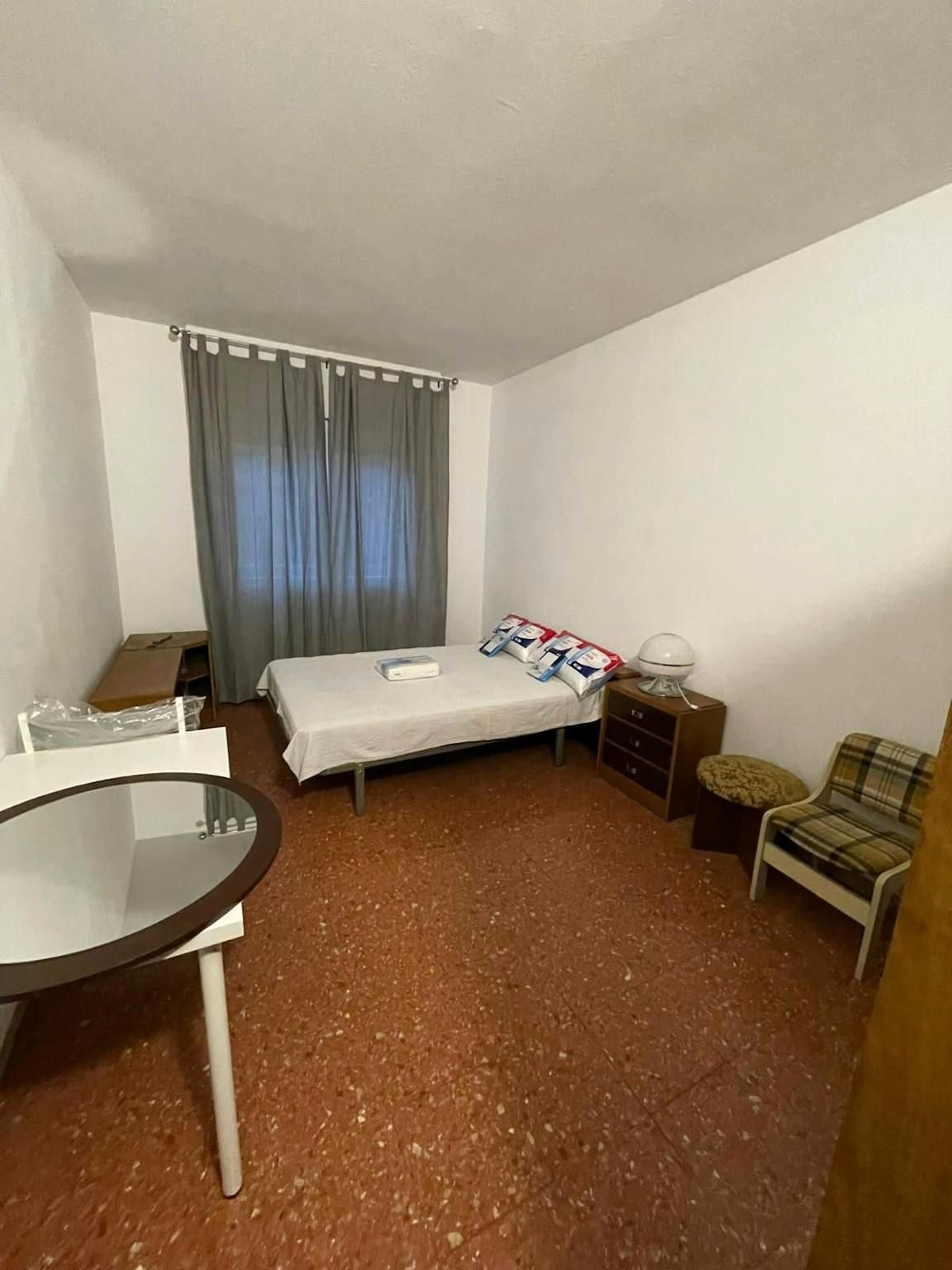 Bedroom of Flat to share in  Barcelona Capital  with Air Conditioner, Heating and Washing machine