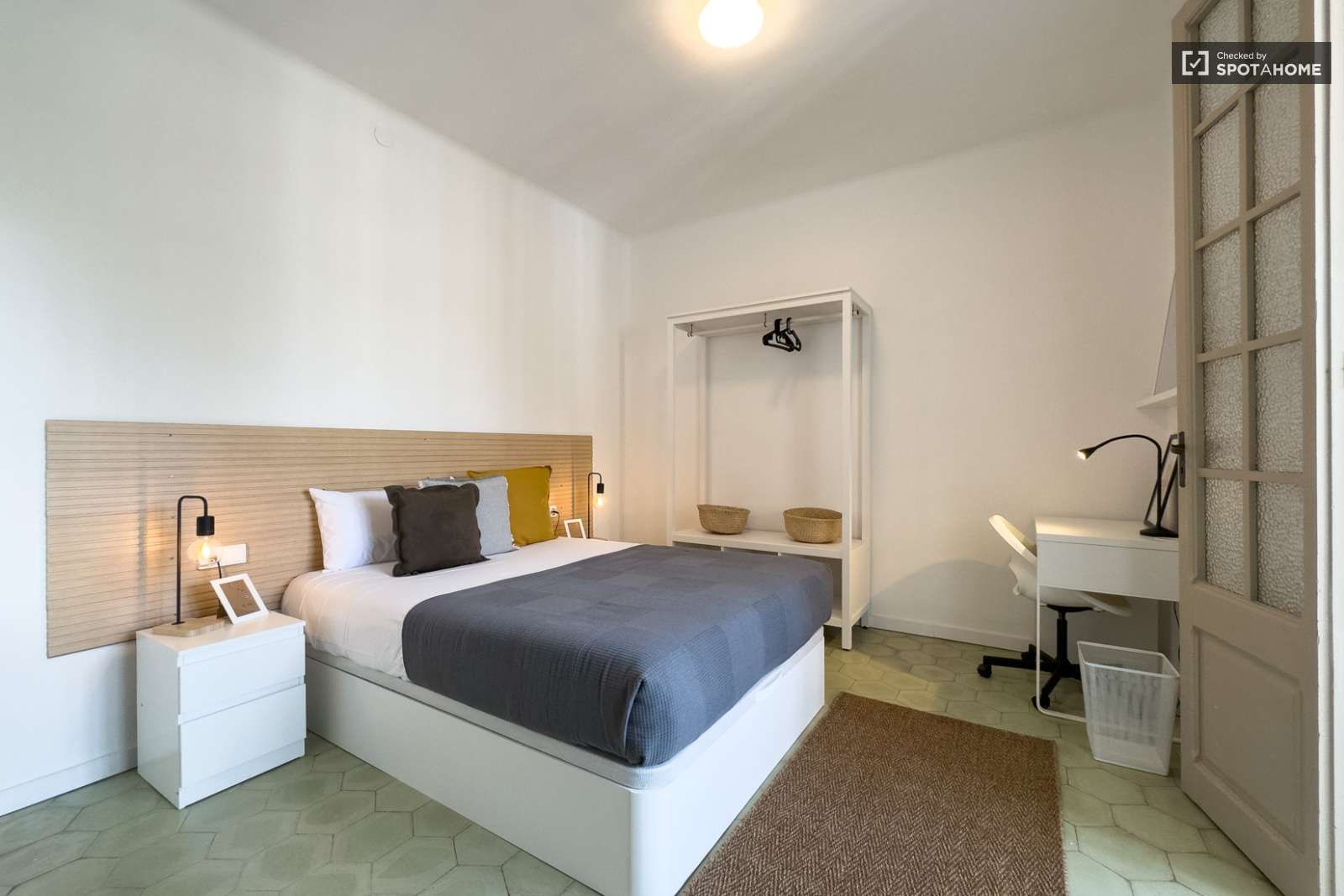 Bedroom of Flat to share in  Barcelona Capital  with Air Conditioner and Terrace