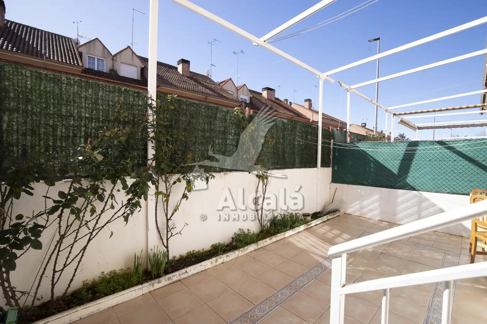 Terrasse von Einfamilien-Reihenhaus zum Verkauf in Alcalá de Henares mit Heizung, Parkett und Schwimmbad