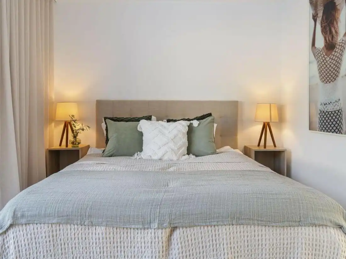 Schlafzimmer von Einfamilien-Reihenhaus zum Verkauf in Marbella mit Klimaanlage, Terrasse und Balkon