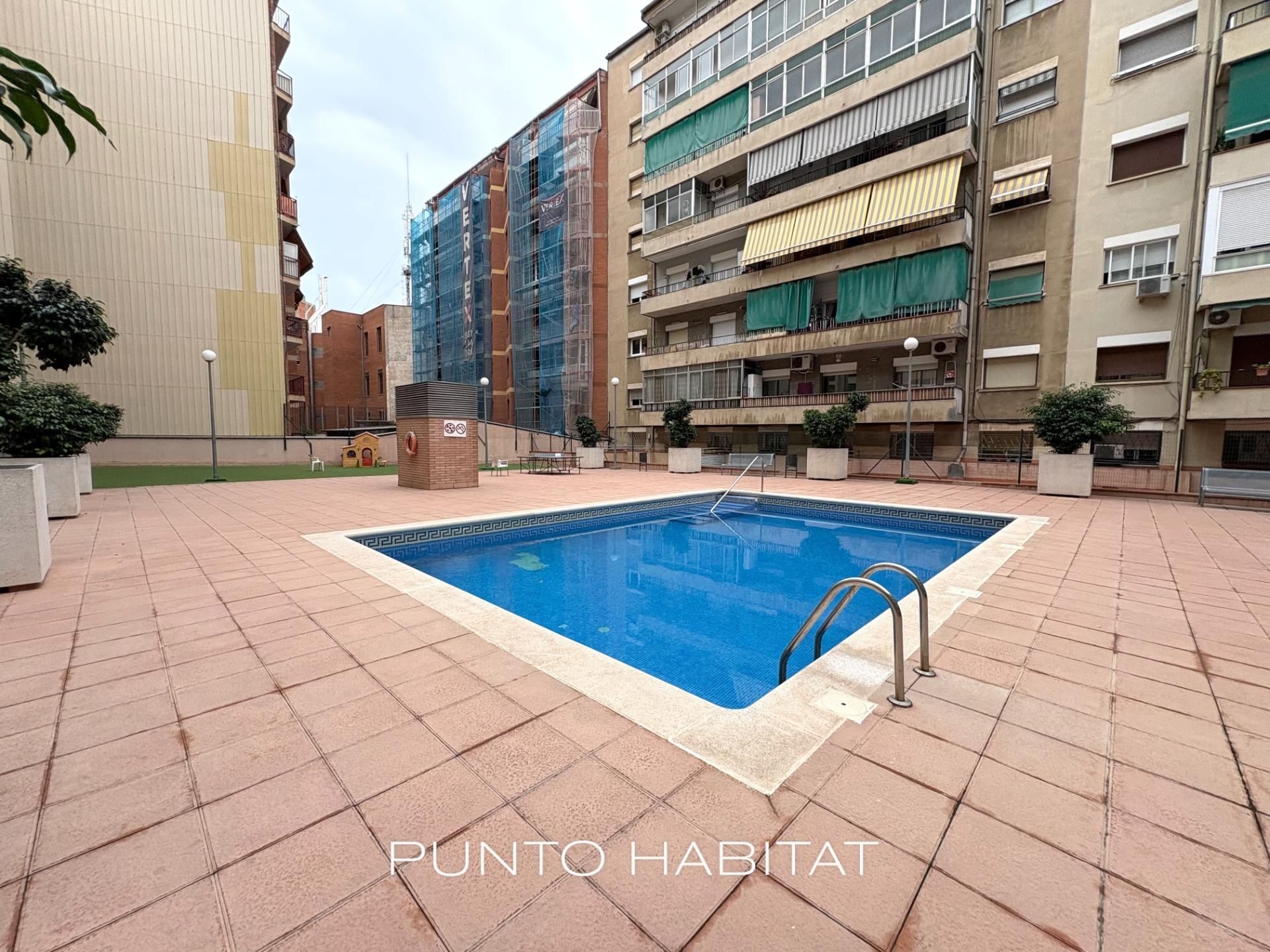 Swimming pool of Flat for sale in  Barcelona Capital  with Air Conditioner, Heating and Community pool