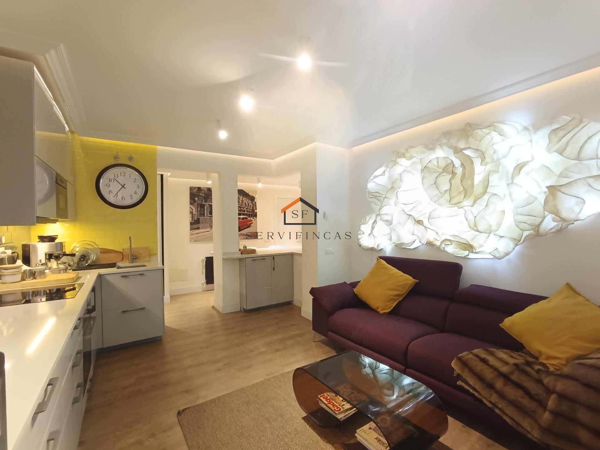 Living room of Flat for sale in  Madrid Capital  with Air Conditioner, Heating and Community pool