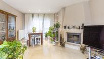 Sala d'estar de Casa o xalet en venda en  Madrid Capital amb Aire condicionat, Terrassa i Piscina
