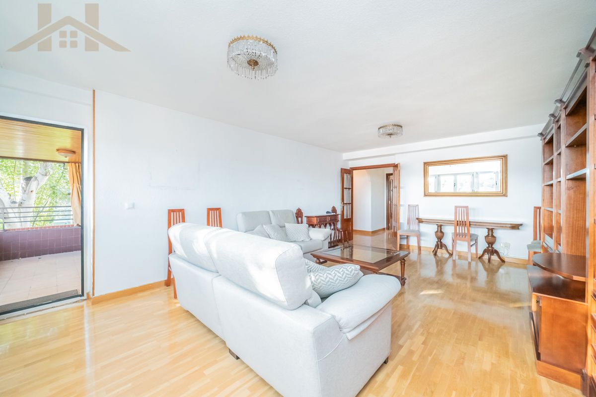 Sala d'estar de Àtic en venda en Majadahonda amb Calefacció, Parquet i Terrassa