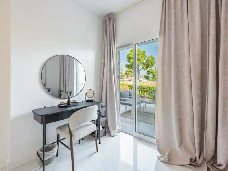 Habitación de Planta baja en venta en Marbella con Aire acondicionado, Terraza y Piscina