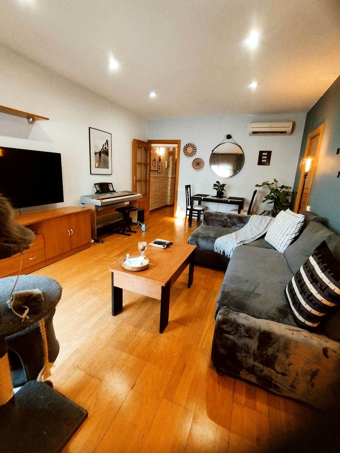 Living room of Flat to share in  Barcelona Capital  with Air Conditioner, Heating and Private garden