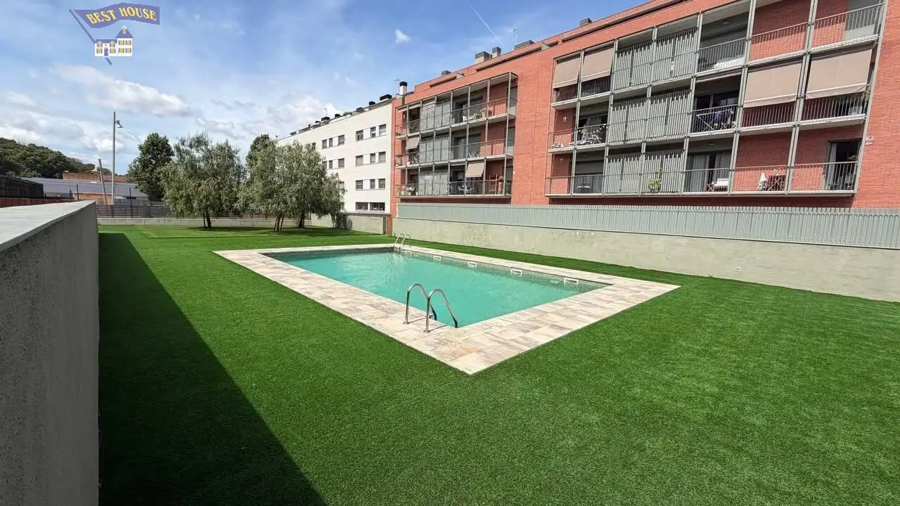 Pis amb piscina en venda a Sant Fost de Campsentelles