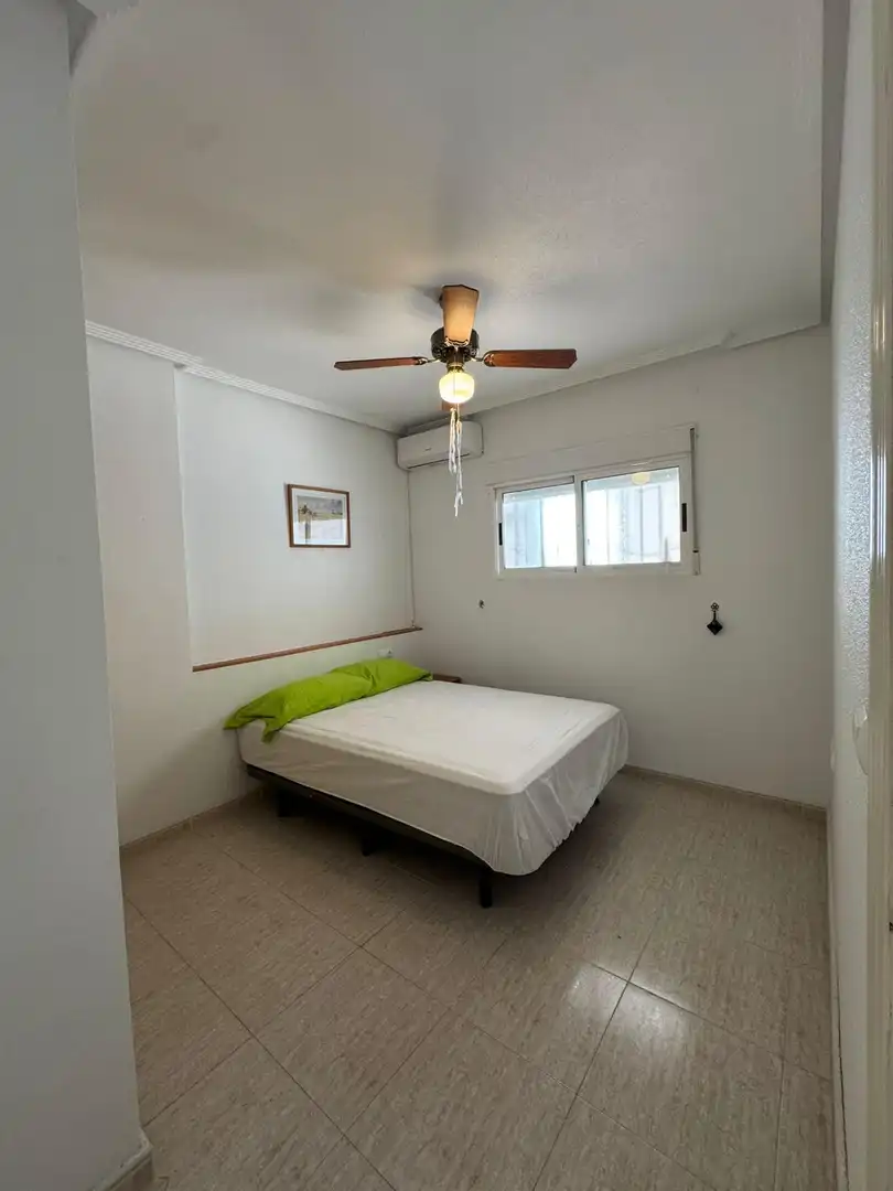 Habitación de Apartamento en venta en Almoradí con Aire acondicionado, Amueblado y Piscina comunitaria