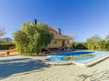 Casa con piscina en venta en Yecla