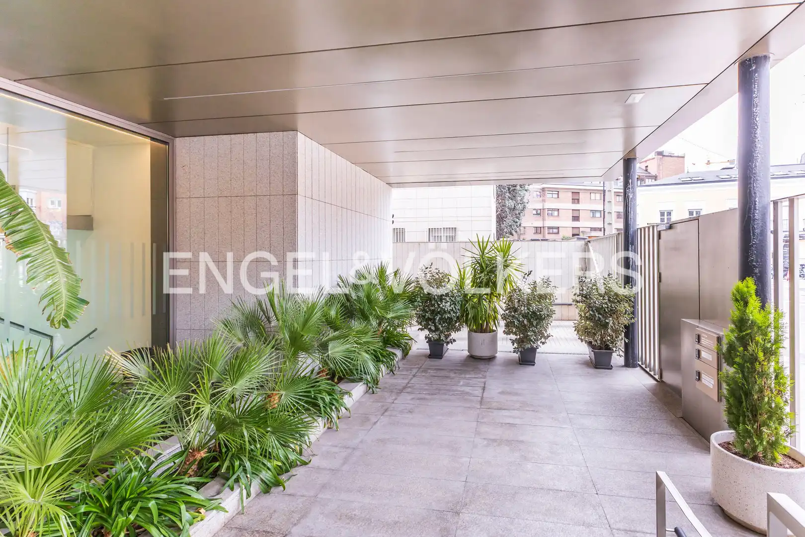 Terrassa de Apartament en venda en Madrid amb Calefacció, Jardí privat i Traster