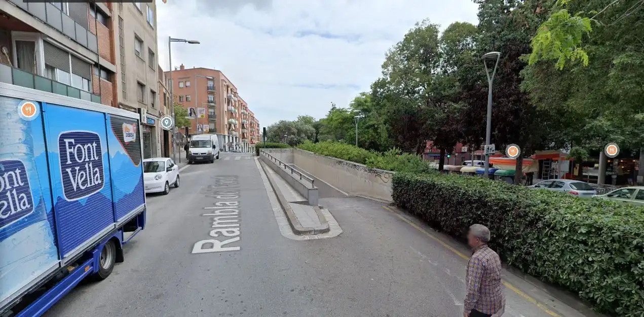 Außenansicht von Garage zum Verkauf in Santa Coloma de Gramenet