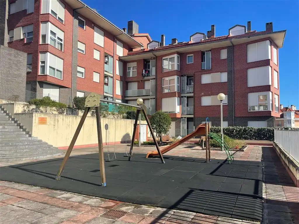 Aparcament de Dúplex de lloguer amb opció a compra en San Vicente de la Barquera amb Calefacció, Parquet i Piscina