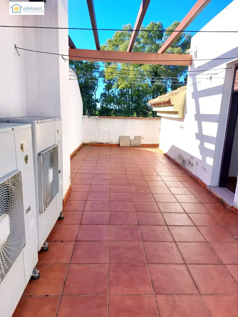 Terrassa de Casa adosada en venda en Guillena amb Aire condicionat, Calefacció i Jardí privat