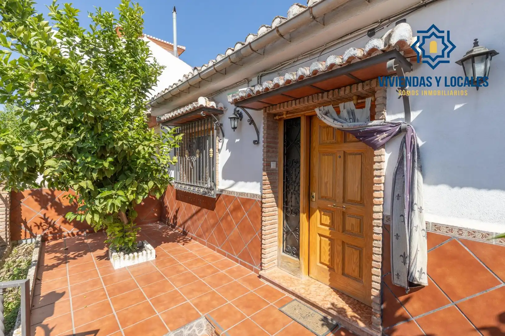 Vista exterior de Casa o xalet en venda en La Zubia amb Terrassa