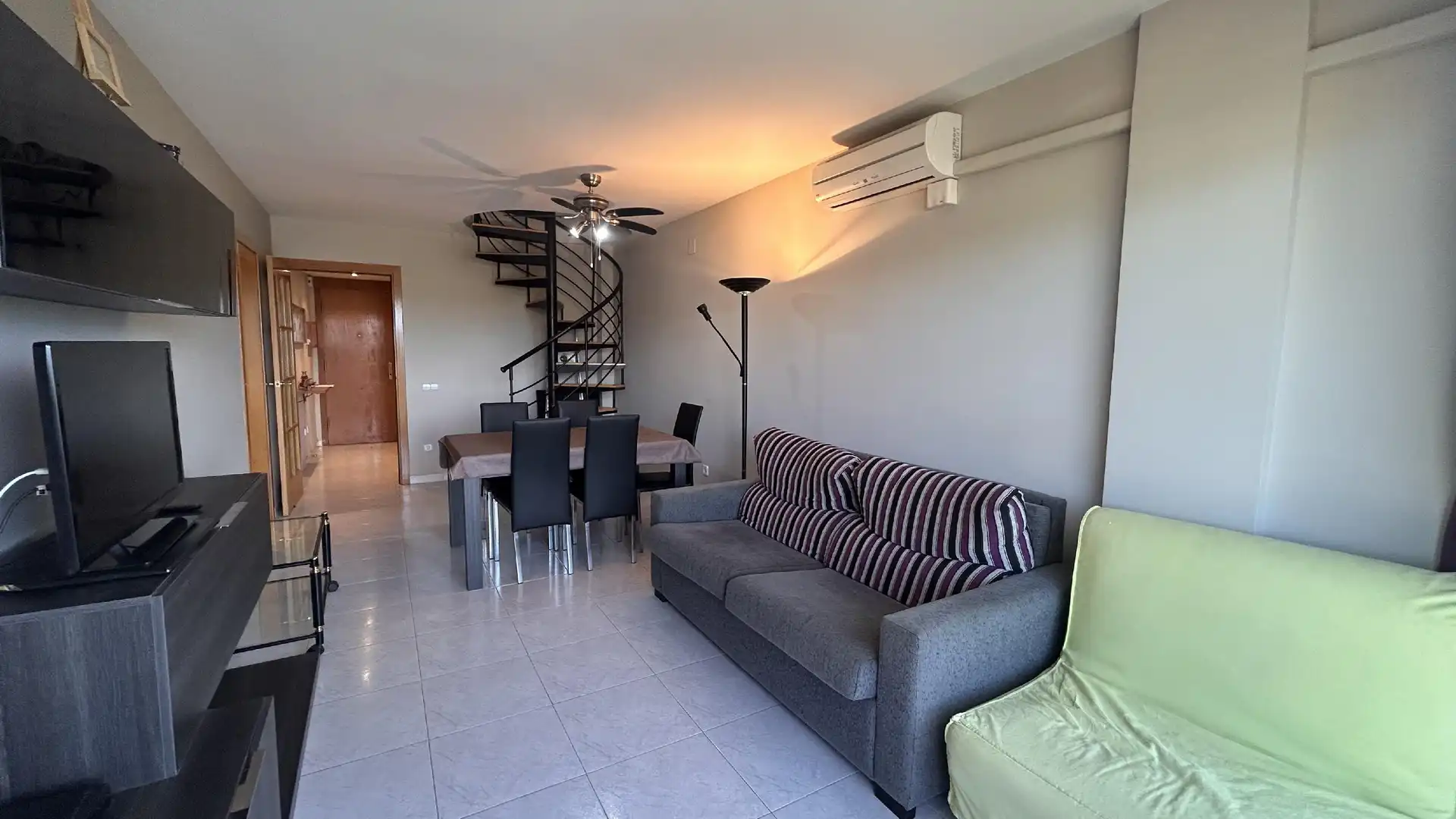 Sala d'estar de Àtic en venda en La Pobla de Montornès   amb Aire condicionat, Calefacció i Jardí privat
