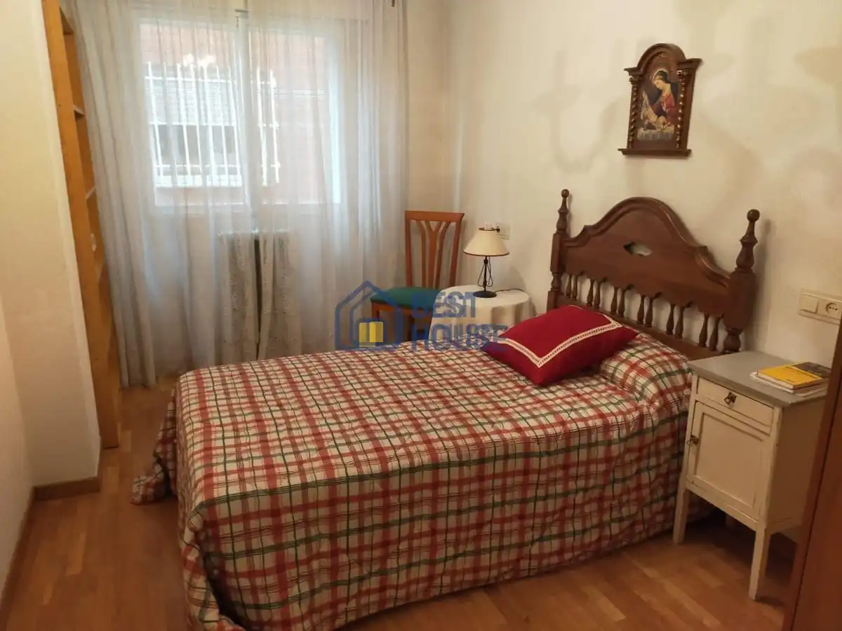 Bedroom of Apartments for rent in San Andrés del Rabanedo  with Heating, Parquet flooring and Furnished