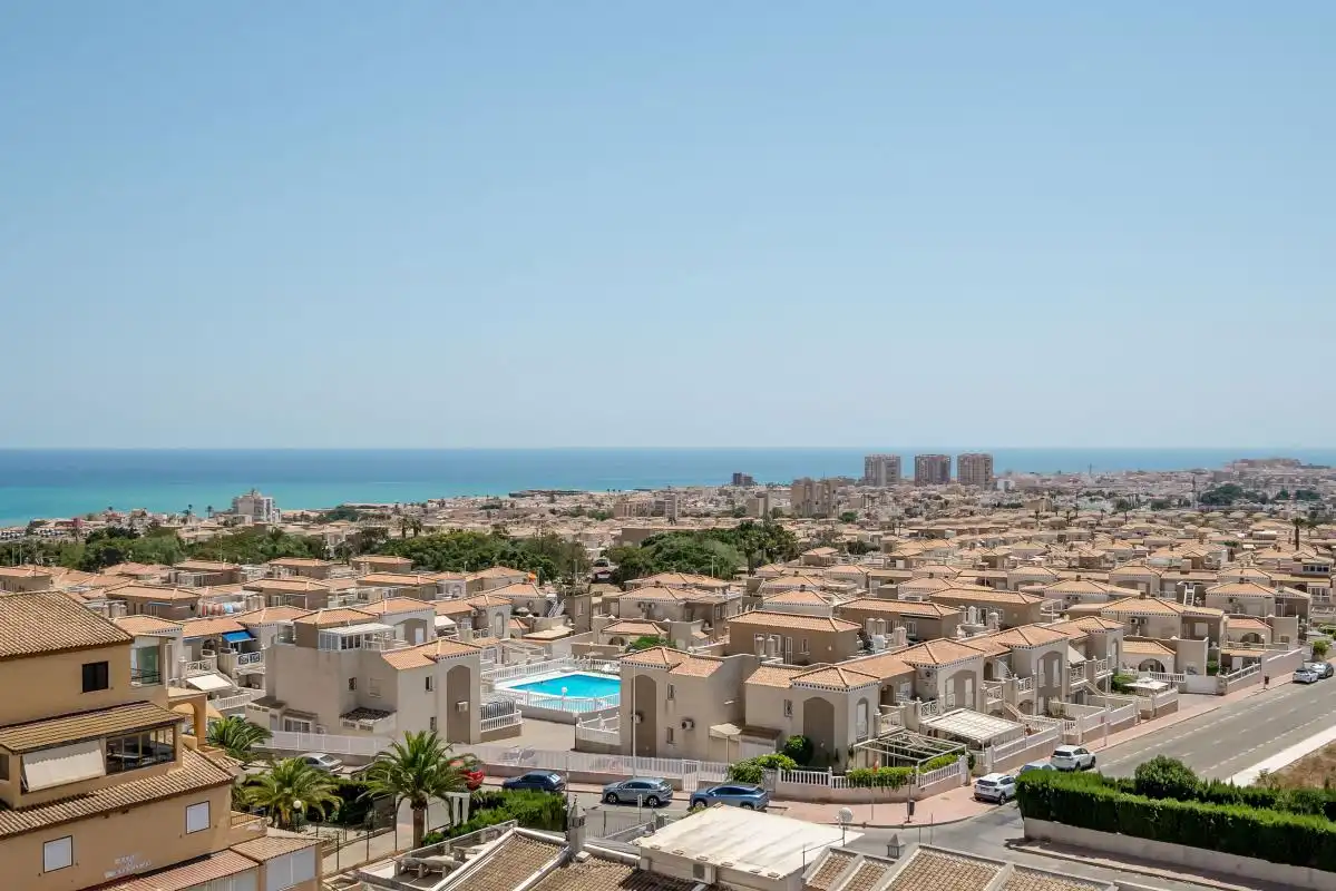 Vista exterior de Ático en venta en Torrevieja con Calefacción y Piscina