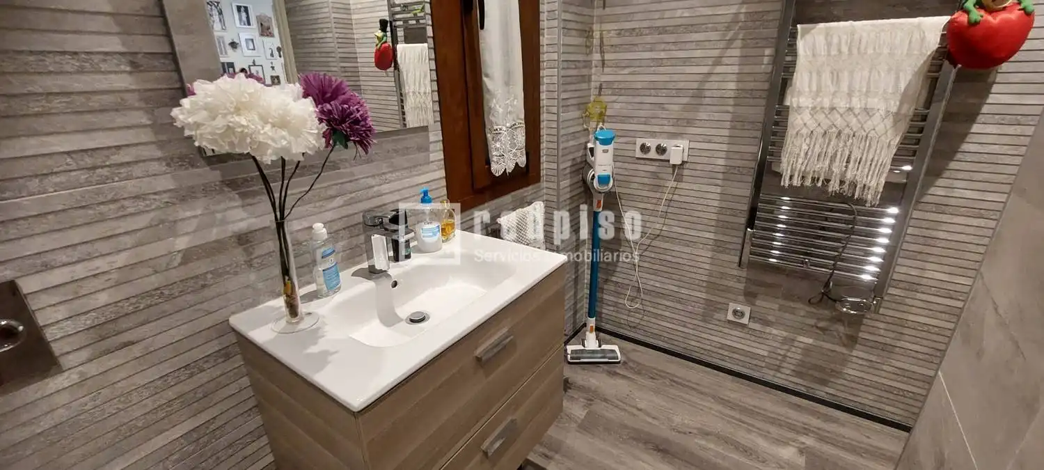 Bathroom of Houses for sale in Malpica de Tajo  with Air Conditioner, Heating and Storage room