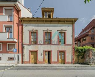Vista exterior de Casa adosada en venda en Lena amb Jardí privat, Parquet i Balcó