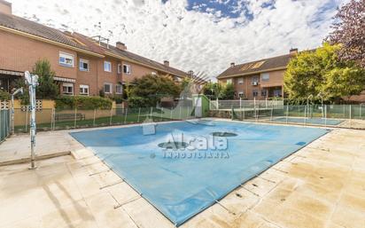 Jardí de Casa adosada en venda en Alcalá de Henares amb Aire condicionat, Terrassa i Piscina