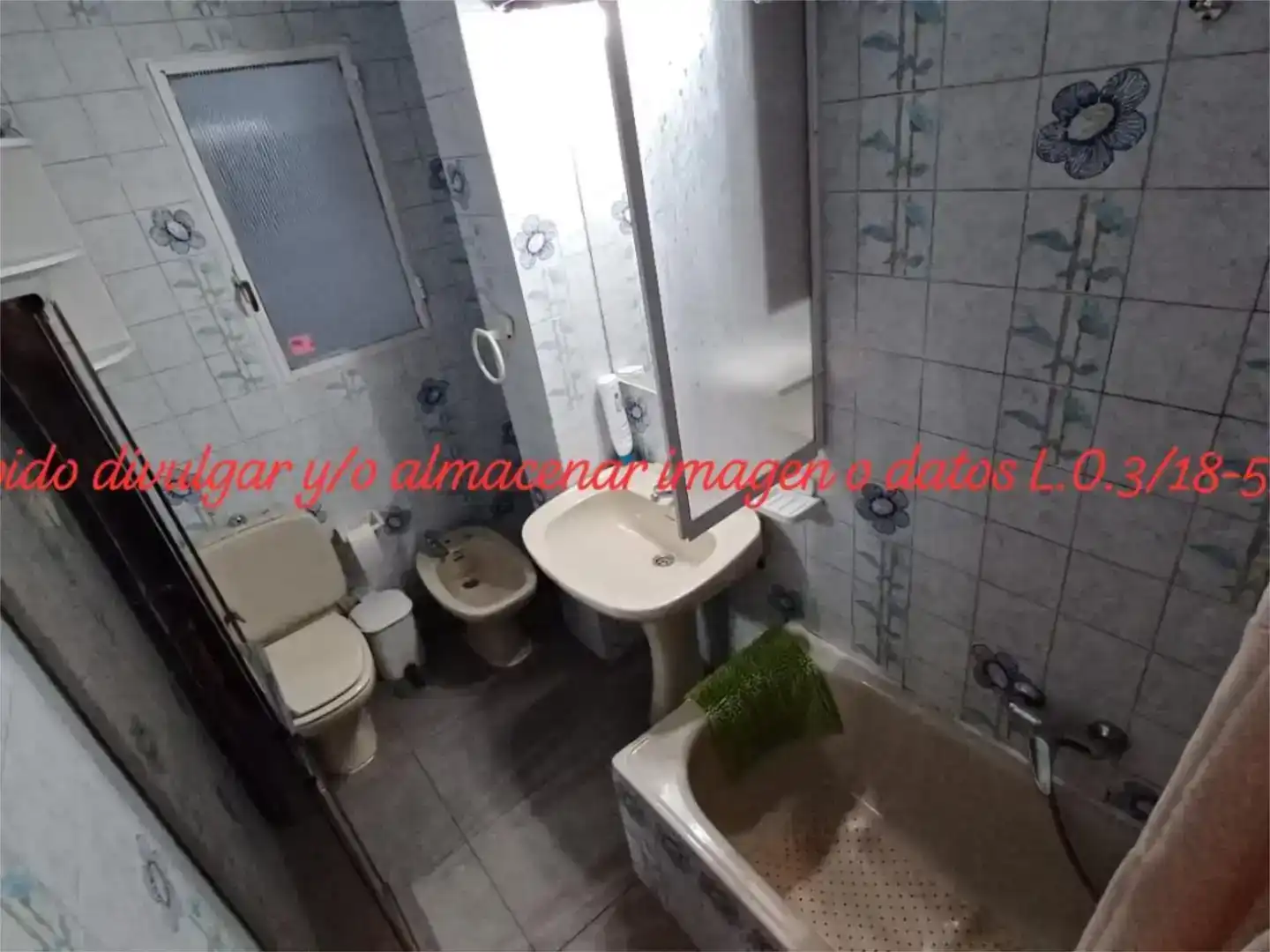 Bany de Apartament de lloguer en  Sevilla Capital amb Aire condicionat i Balcó