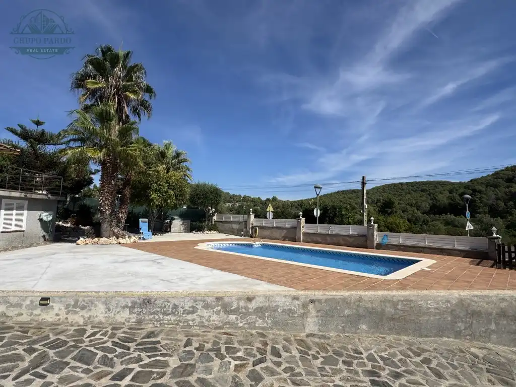 Swimming pool of Houses for sale in Mas Romeu