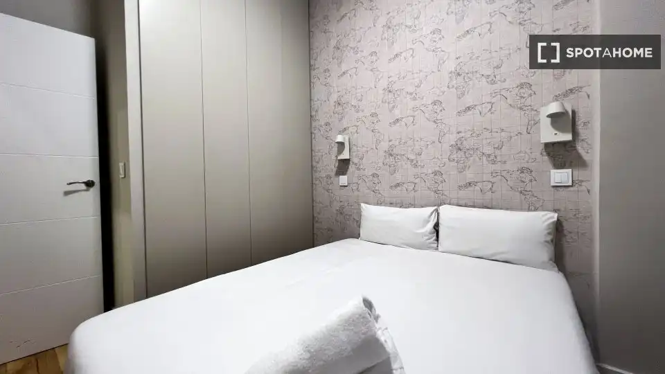 Schlafzimmer von Wohnung zur Miete in Madrid mit Klimaanlage, Heizung und Möbliert