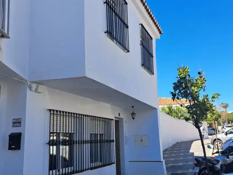 Vista exterior de Casa adosada en venda en Mijas amb Aire condicionat