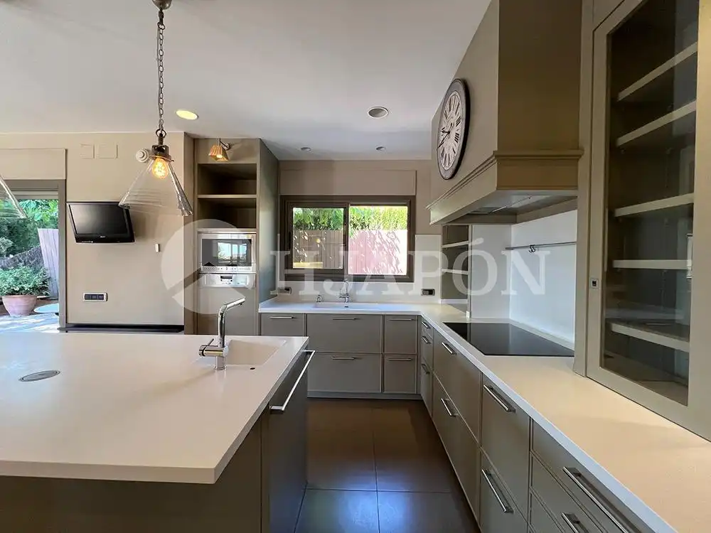 Cocina de Casa o chalet en venta en Alella con Aire acondicionado, Calefacción y Jardín privado