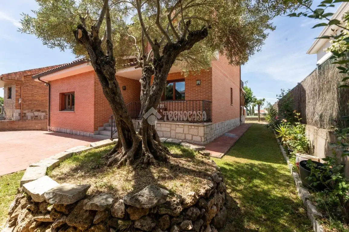 Vista exterior de Casa o chalet en venta en Hoyo de Manzanares con Calefacción