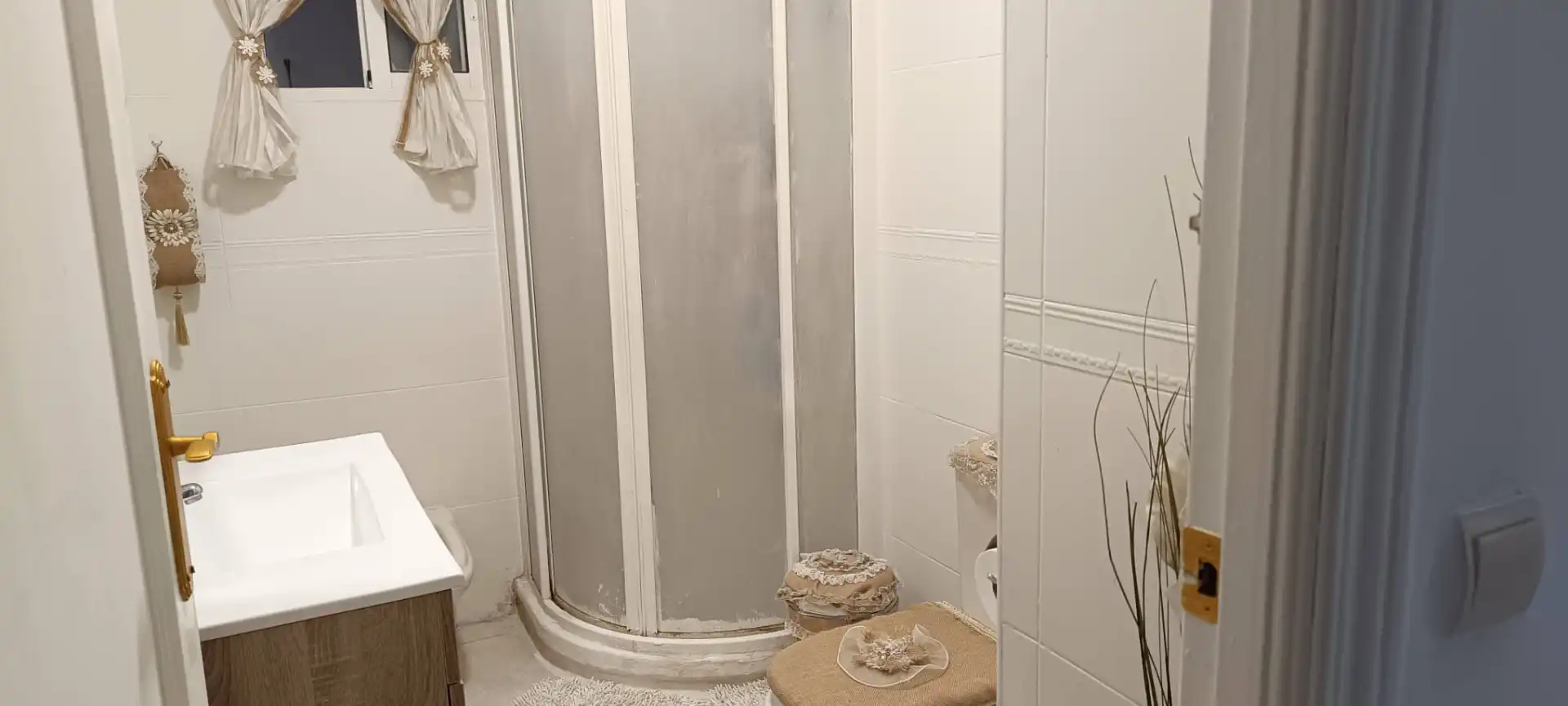Bathroom of Flat for sale in Marbella  with Terrace, Oven and Washing machine