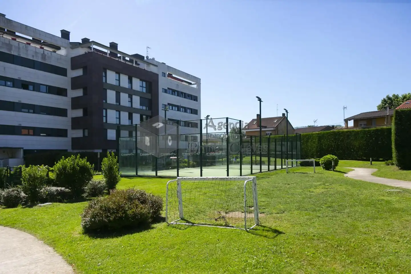 Außenansicht von Erdgeschoss zum Verkauf in Oviedo  mit Heizung, Privatgarten und Parkett