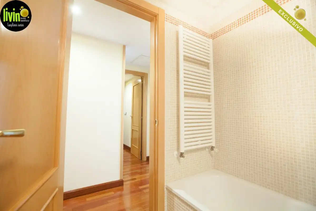 Bathroom of Flat for rent in Jaén  with Air Conditioner, Heating and Community pool
