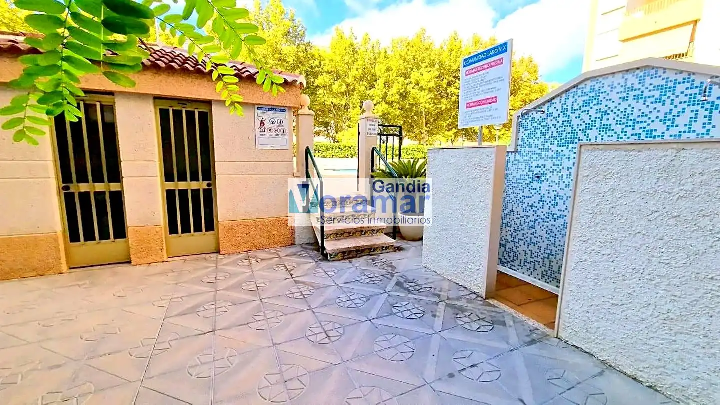 Vista exterior de Apartament en venda en Gandia amb Aire condicionat, Jardí privat i Terrassa