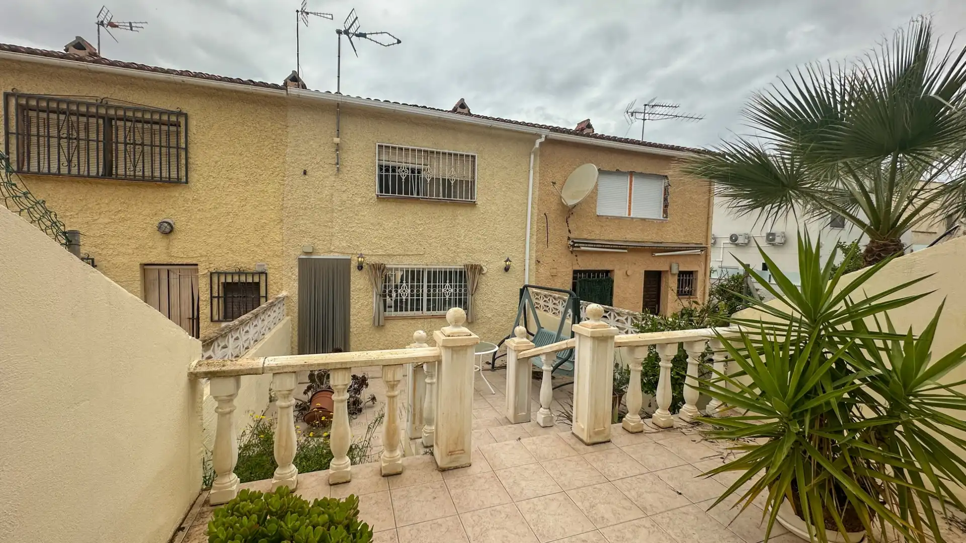Vista exterior de Casa adosada en venda en Orihuela amb Jardí privat, Terrassa i Traster