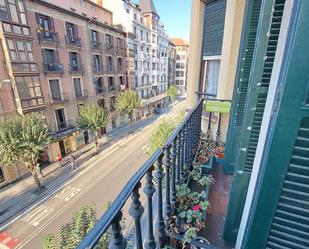 Vista exterior de Pis de lloguer en Bilbao  amb Terrassa i Balcó