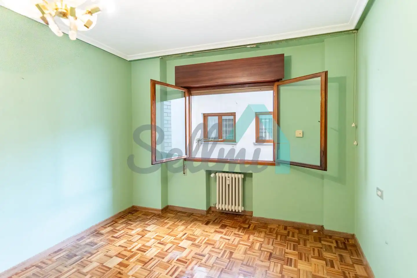 Dormitori de Pis en venda en Oviedo  amb Calefacció, Parquet i Terrassa