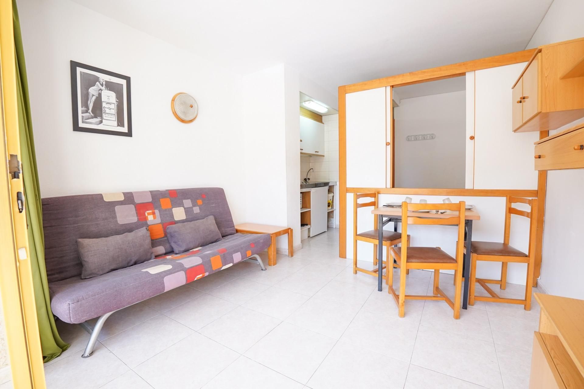 Dormitori de Apartament en venda en Salou amb Jardí privat, Terrassa i Piscina comunitària
