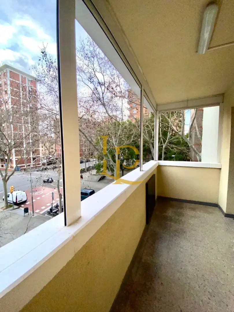 Vista exterior de Piso en venta en Barcelona con Calefacción, Terraza y Horno
