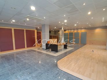 Locale commerciale in affitto a Berga