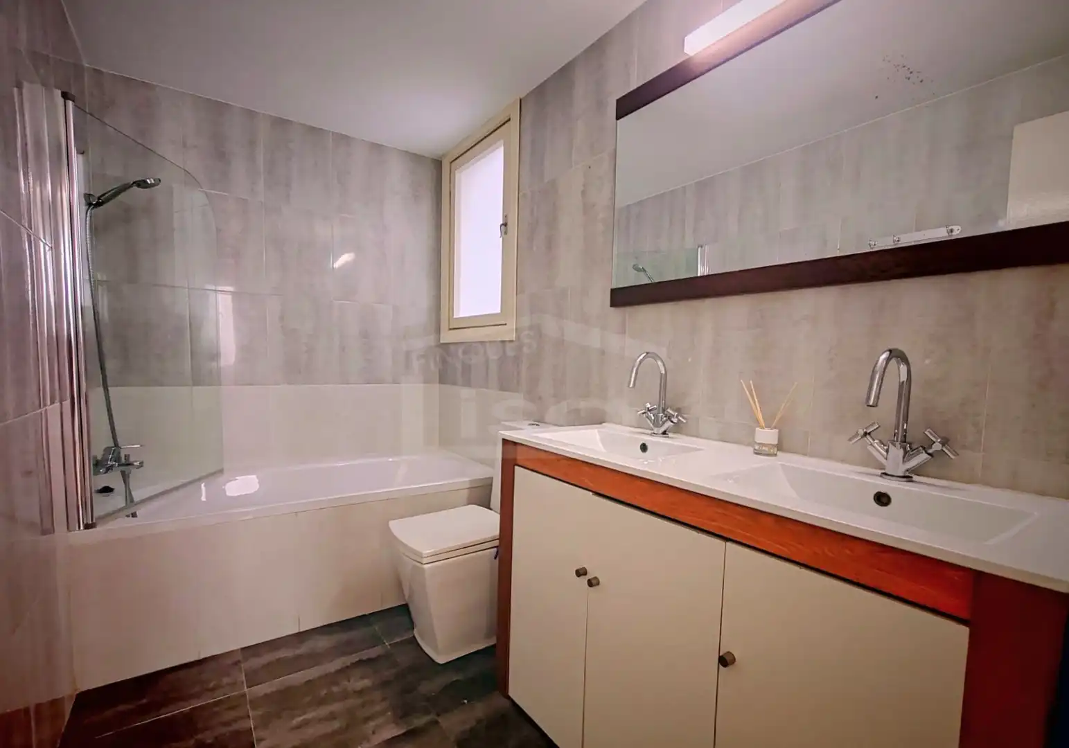 Badezimmer von Dachboden zum Verkauf in Barcelona mit Klimaanlage, Heizung und Parkett