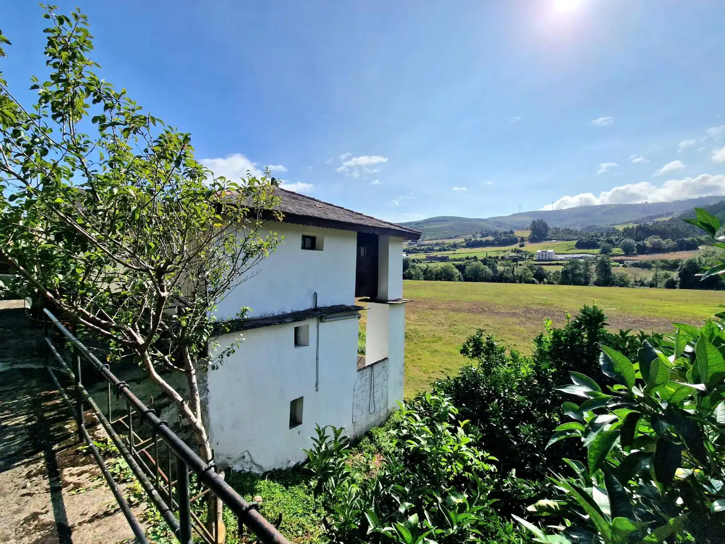 Vista exterior de Casa o xalet en venda en San Tirso de Abres amb Calefacció, Jardí privat i Traster